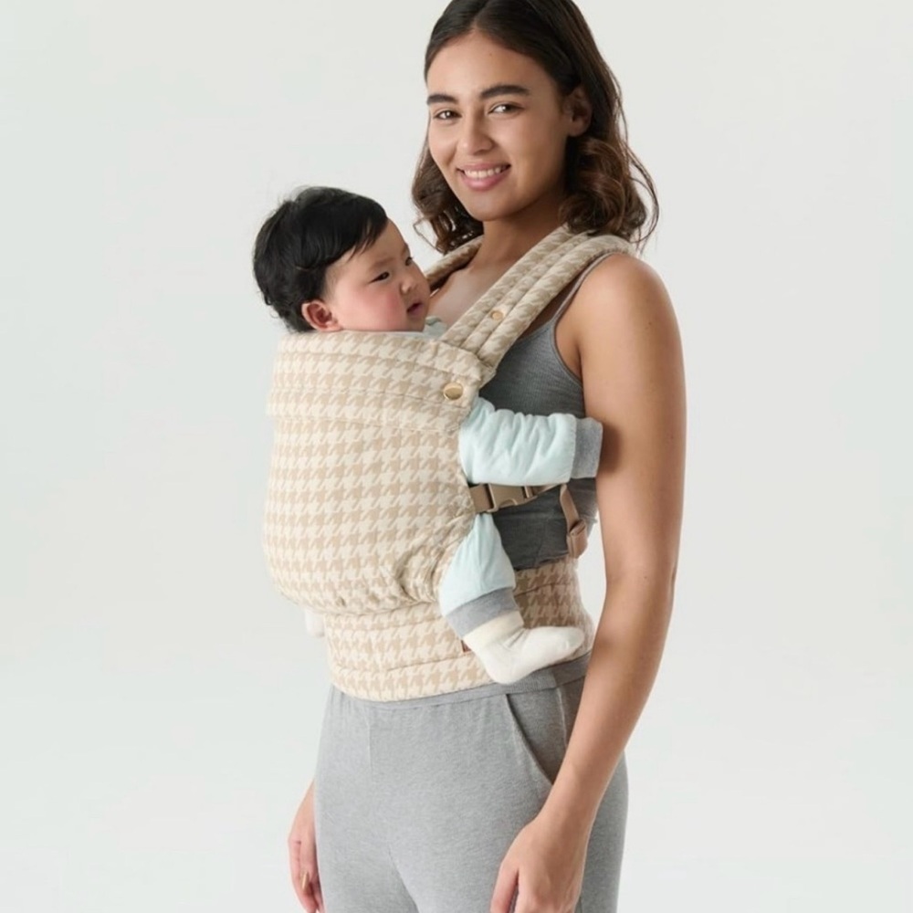 Nest Blanche Ergonomic Carrier in a Houndstooth pattern - Picture 2 of 5
